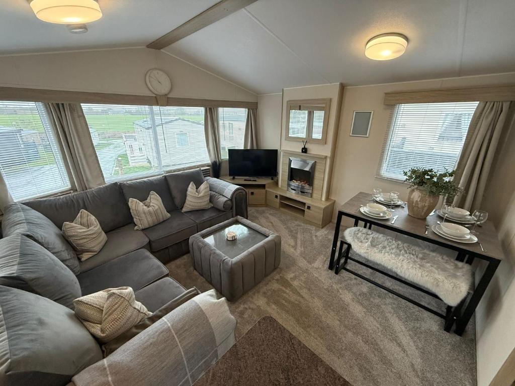 Posezení v ubytování Lucas Retreat Hot Tub Lodge, Bockenfield Morpeth