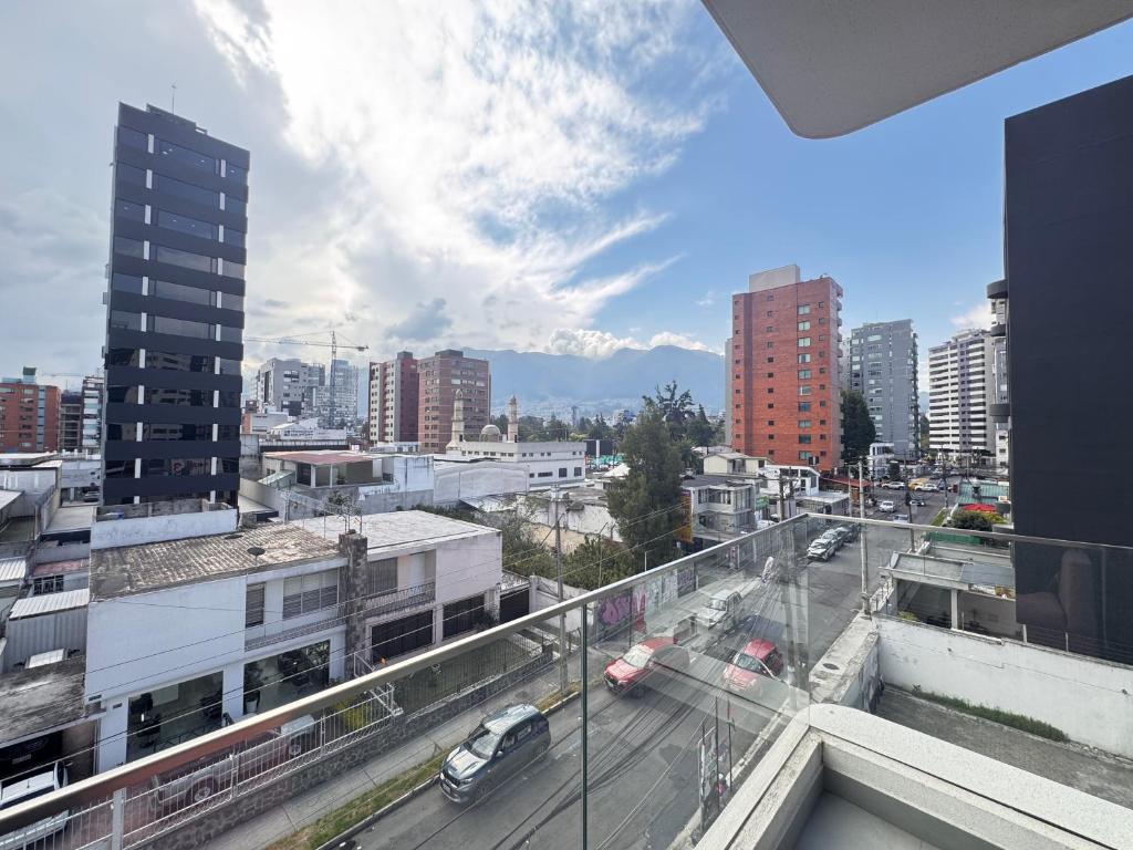 キトにあるSuite modernaの建物と通りのある都市の景色