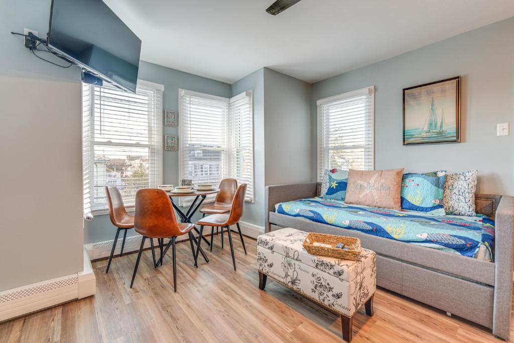 Postel nebo postele na pokoji v ubytování Walk to Beach and Boardwalk Ocean City Haven!