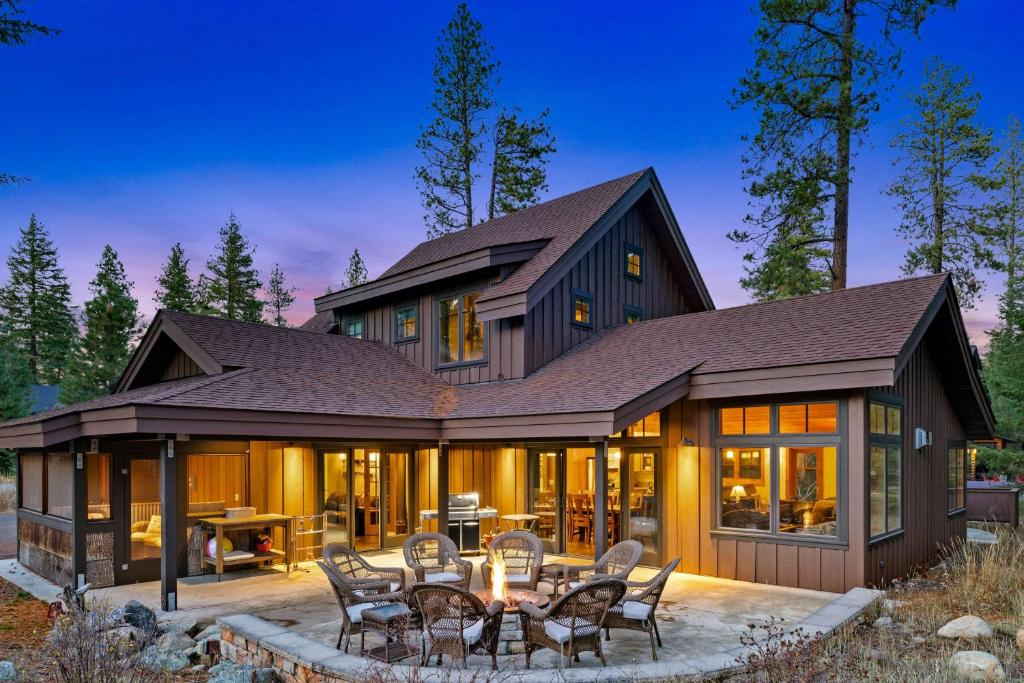 una casa con tetto a foglie e patio di 5BD FairwayView HotTub Fireplaces Firepit BBQ a Roslyn