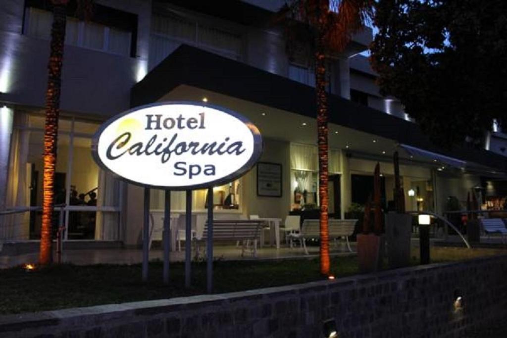 una señal de spa de hotel california frente a un edificio en Hotel California en Villa Carlos Paz