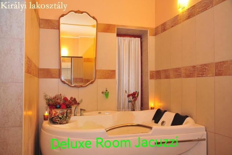 Postel nebo postele na pokoji v ubytování Free wellness and saunapark Castle Resort Spa