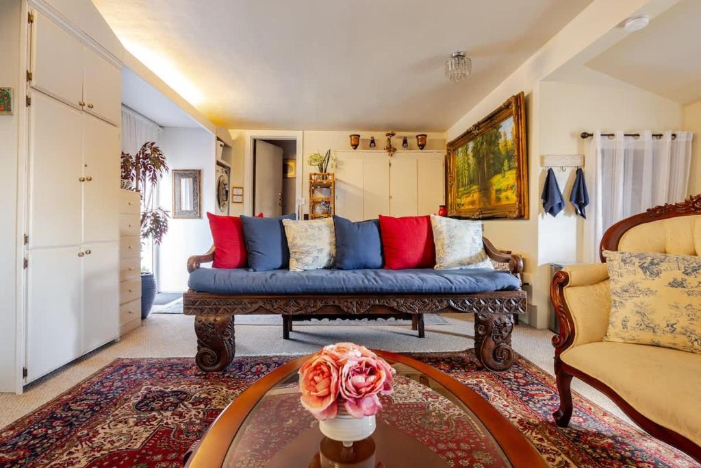 Posezení v ubytování Elegant Spacious Prvt Studio Upscale Berkeley