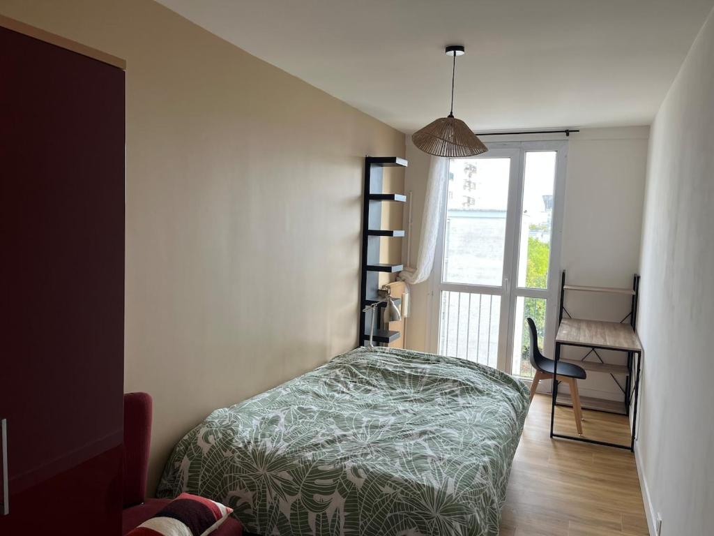 Postel nebo postele na pokoji v ubytování Spacieux T4 lumineux avec balcon confort, calme et modernité à Joué-lès-Tours