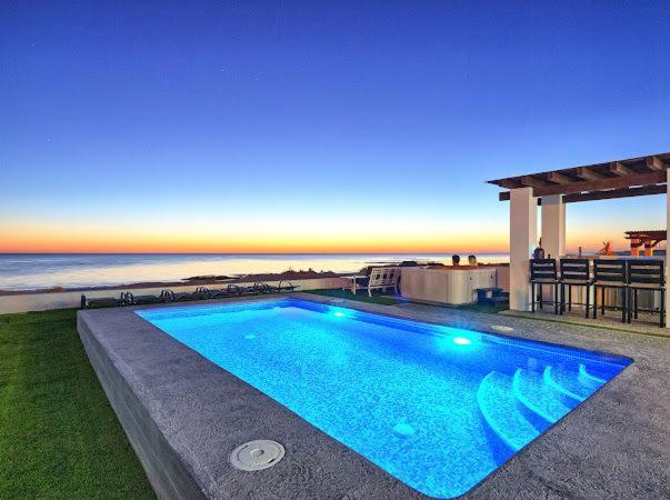 Πισίνα στο ή κοντά στο One-of-a-Kind Sunset Beach House Oceanfront/Islas Del Mar