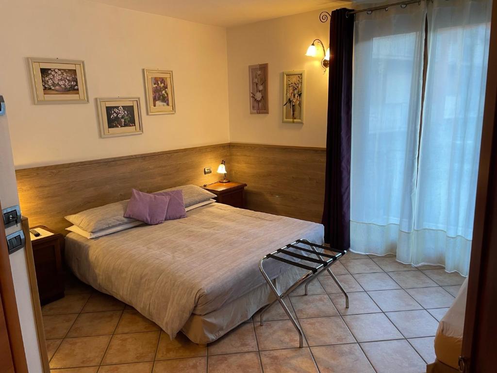 ein Schlafzimmer mit großem Bett und Fenster in der Unterkunft B&B Da Isa 