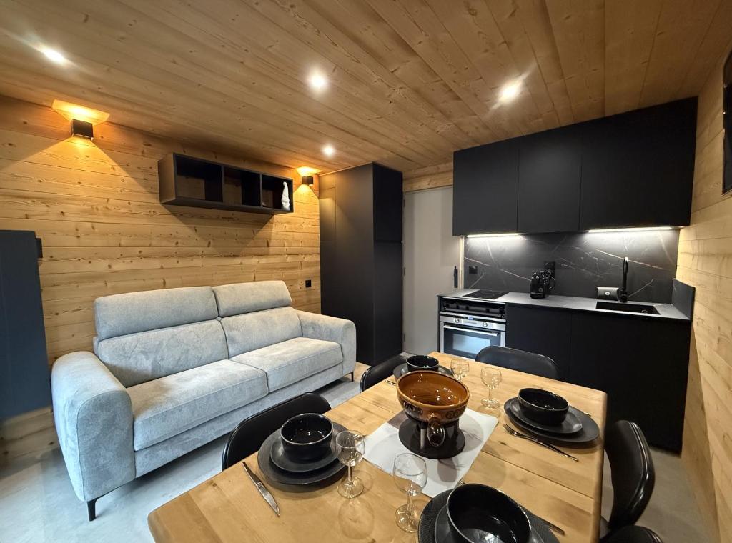 un salon avec un canapé et une table dans l'établissement Appartement au pied des pistes, à Châtel