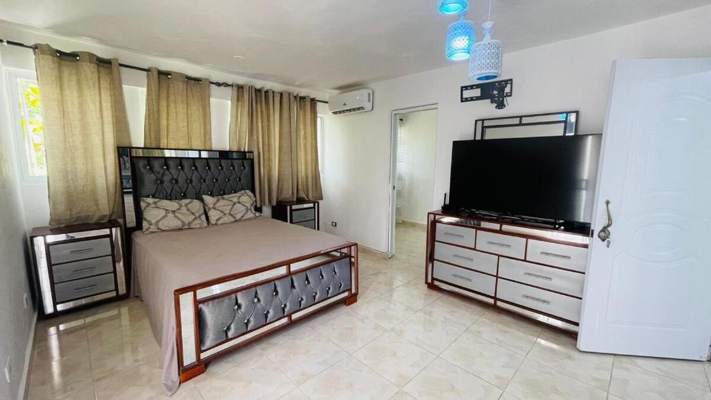 TV a/nebo společenská místnost v ubytování beachfront apartment