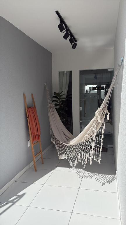 un'amaca in soggiorno con sedia di REFUGIO DO CRUZEIRO - GRAVATa a Gravatá