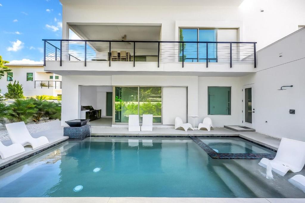 Bazén v ubytování Temple of Time - Huge pool home Arlington Park! nebo v jeho okolí