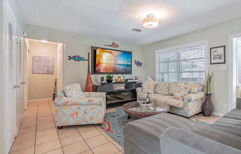 Μια τηλεόραση ή/και κέντρο ψυχαγωγίας στο The Edison - Walking Distance to Gulf Course and Edison-Ford Winter Home