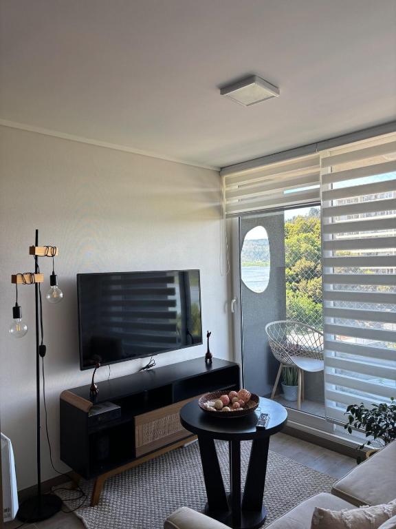 コンセプシオンにあるDepartamento nuevo cerca de Sanatorio Alemánのテレビとテーブルのあるリビングルーム