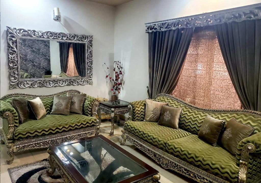 Posezení v ubytování Stylish Furnished Home in Lahore Near Wapda Town
