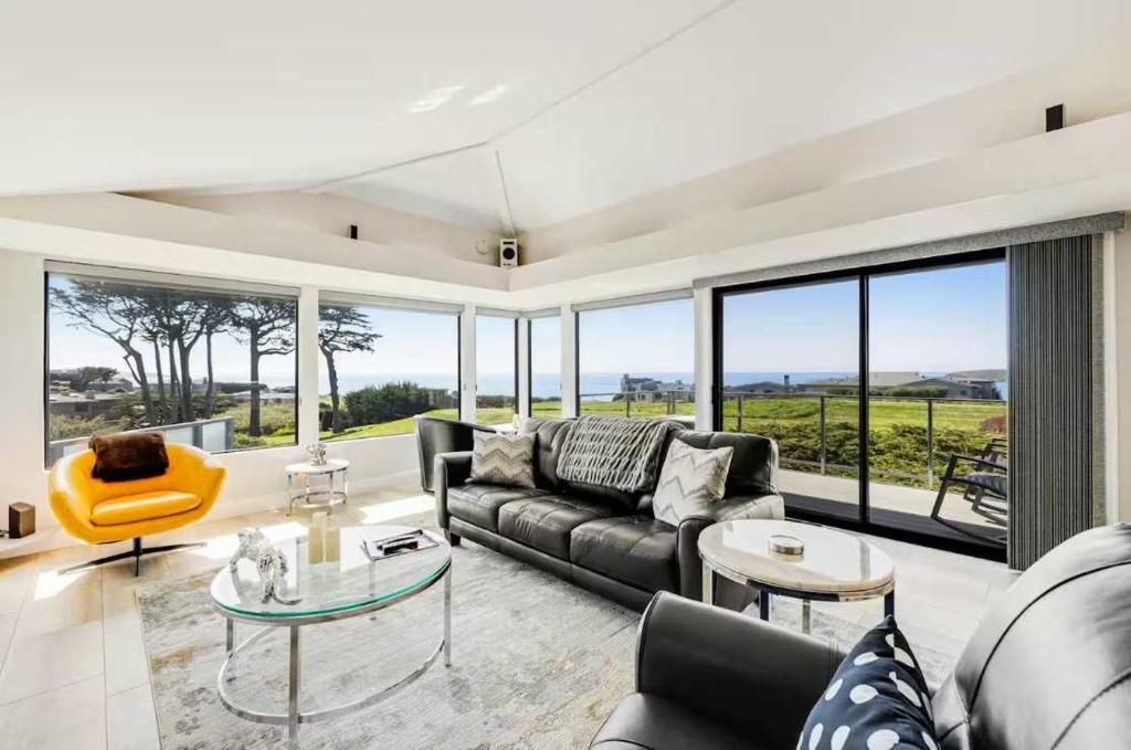 Χώρος καθιστικού στο Coastal Tee Lodge by Sonoma Stays - Ocean Views