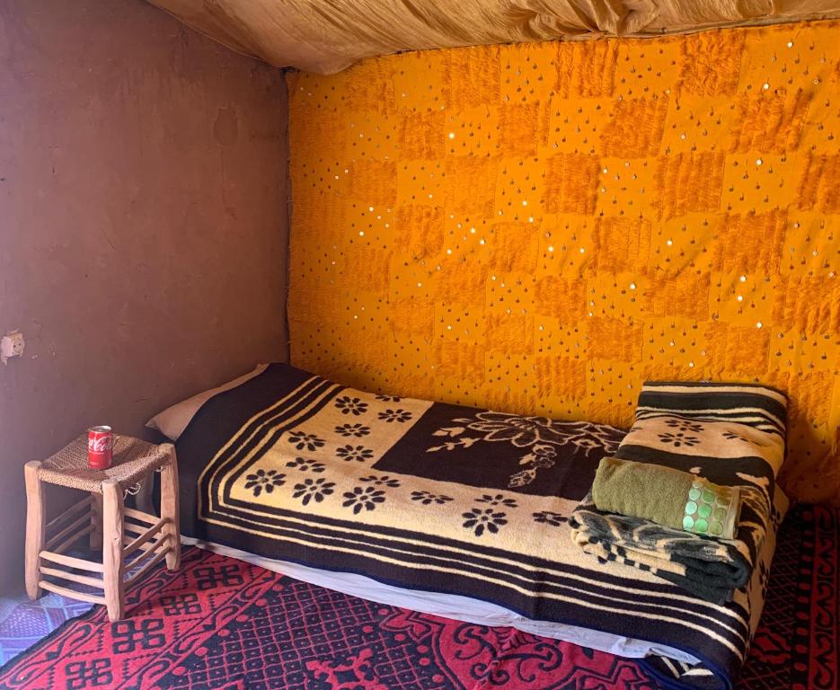 TagouniteBouhayat desert camp Tagounite的卧室里有一张带木质床头板的床