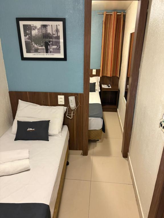 Giường trong phòng chung tại Downtown Santana Hotel