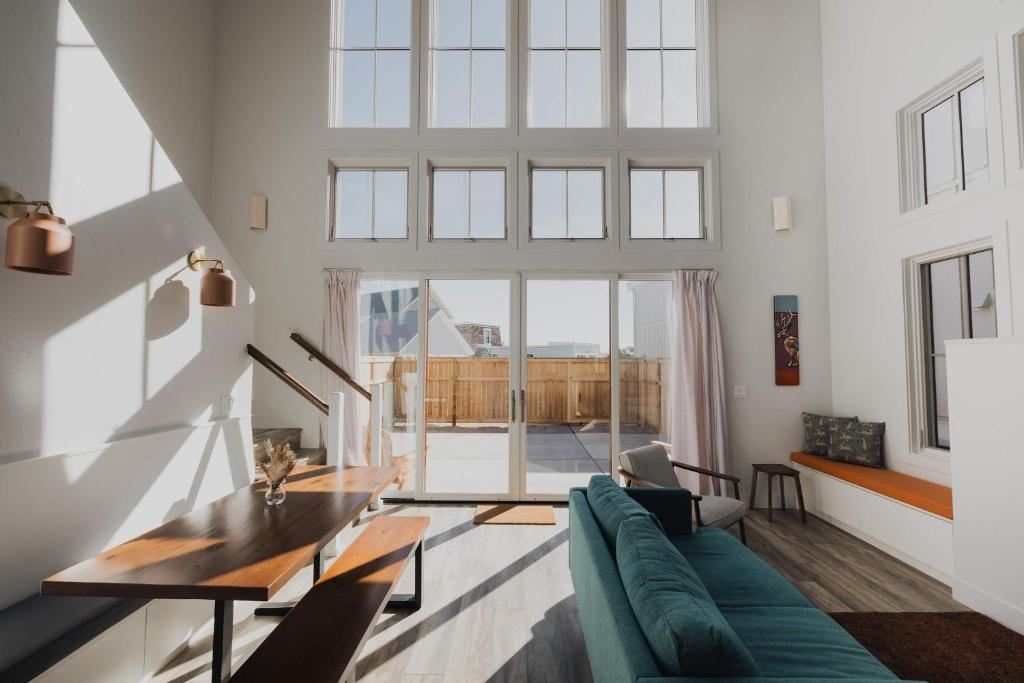 een woonkamer met een bank en een tafel bij The Jackalope Rooftop w Fire Pit & Epic Mountain Views in Buena Vista