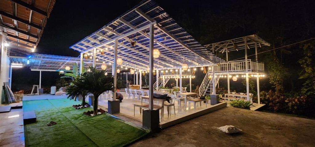 ein Pavillon mit Tisch und Stühlen in der Nacht in der Unterkunft Aetheria Estate Retreat in Chikmagalur