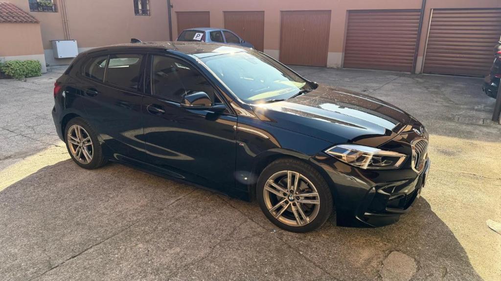 une petite voiture bleue garée sur un parking dans l'établissement Charming Tuscany Villa With Private Infinity Pool, à Castel del Piano