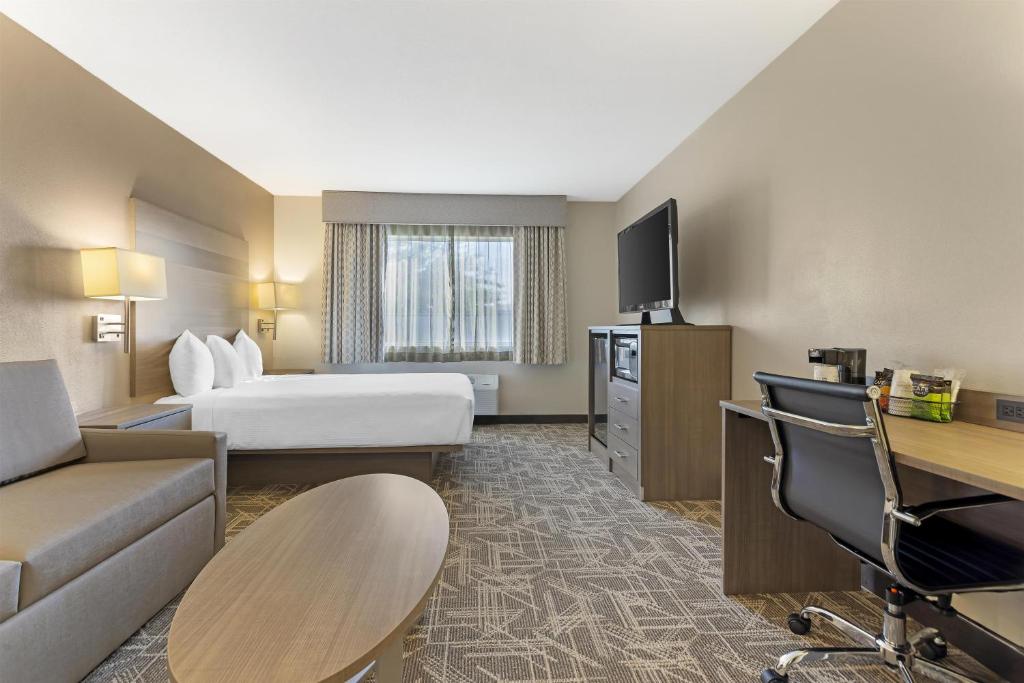 Μια τηλεόραση ή/και κέντρο ψυχαγωγίας στο Best Western Kettleman City Inn & Suites