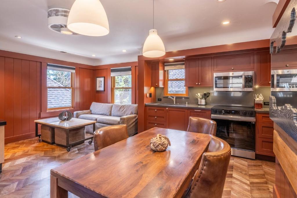 eine Küche mit einem Holztisch und einem Sofa in der Unterkunft Cedar Crest - Robin Cottage 6 in Homewood