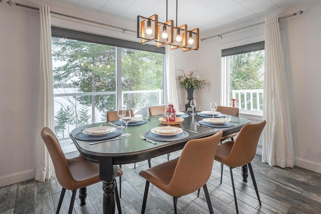 Fotografie z fotogalerie ubytování Cozy Chalet With a Panoramic Lake View and Spa v destinaci Chertsey