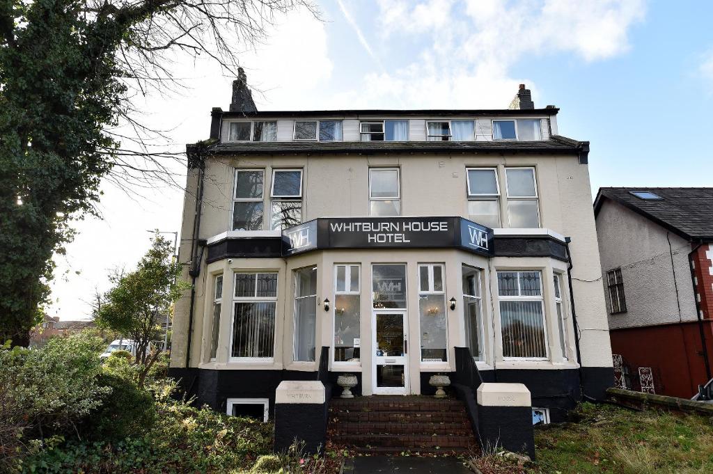 un bâtiment blanc avec un hôtel dans une ruelle blanche dans l'établissement Whitburn House Hotel, à Preston