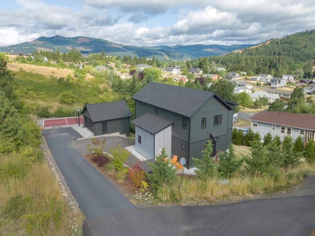 een luchtzicht op een huis aan de kant van een weg bij Columbia Gorge Recess in White Salmon