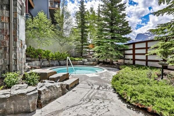 Πισίνα στο ή κοντά στο Stunning Condo - Hot Tubs & Steam Room - Pets Ok