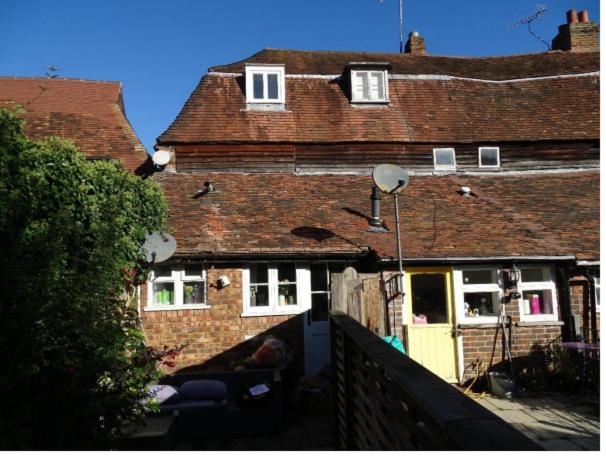 une grande maison en briques avec un toit dans l'établissement Wolf Cottage Westerham, à Westerham