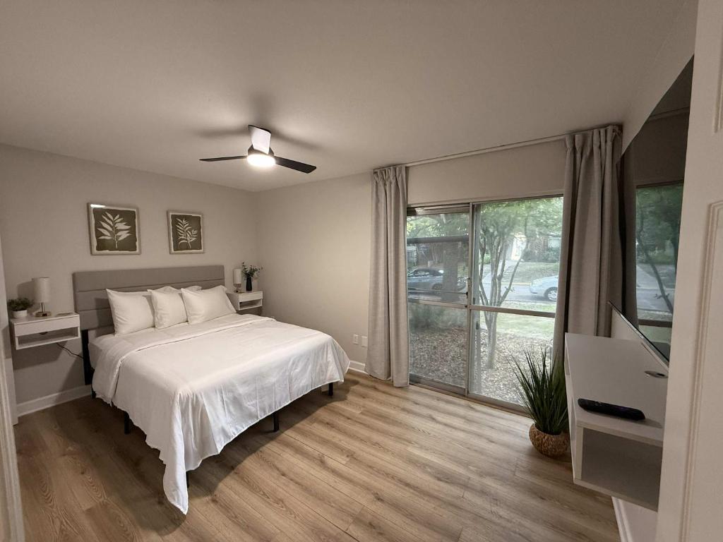 Ένα ή περισσότερα κρεβάτια σε δωμάτιο στο Newly Renovated 2BR Near UF & Shands