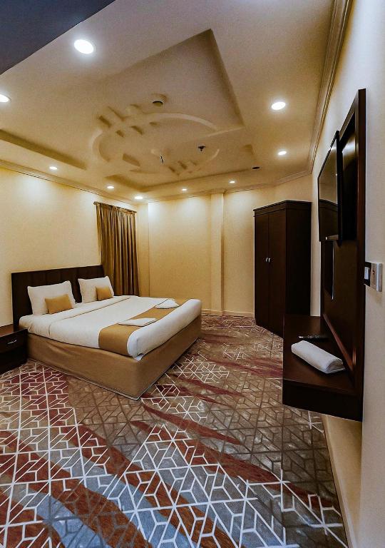 a hotel room with a bed and a television at فندق التاج ثلاثة مكة in Mecca