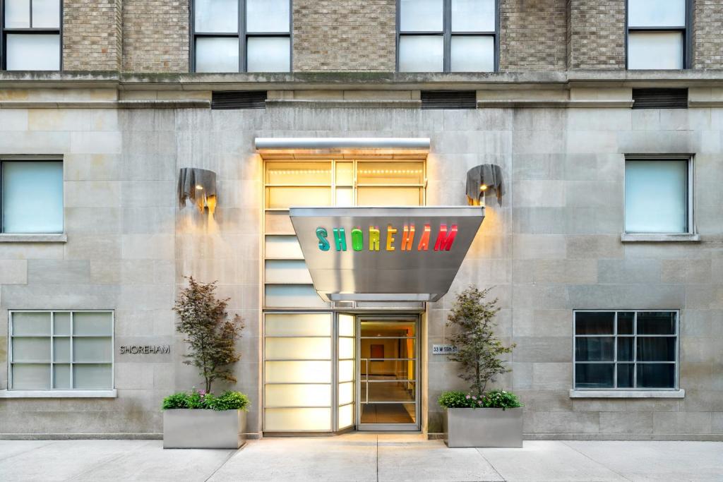 Η πρόσοψη ή η είσοδος του Shoreham Hotel