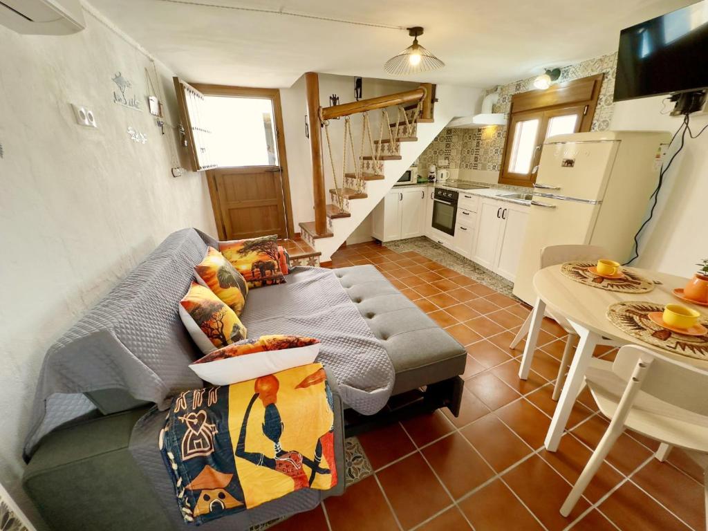 un salon avec un canapé et une table dans l'établissement Casa Safari 305 by Villamya, à El Gastor
