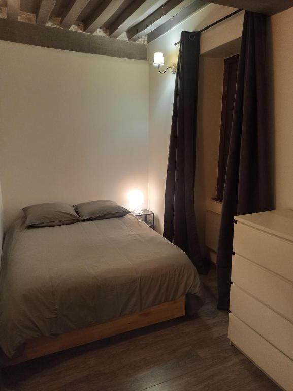 a bedroom with a bed and a dresser at Le Bourguignon - Proche centre ville et Tram in Dijon