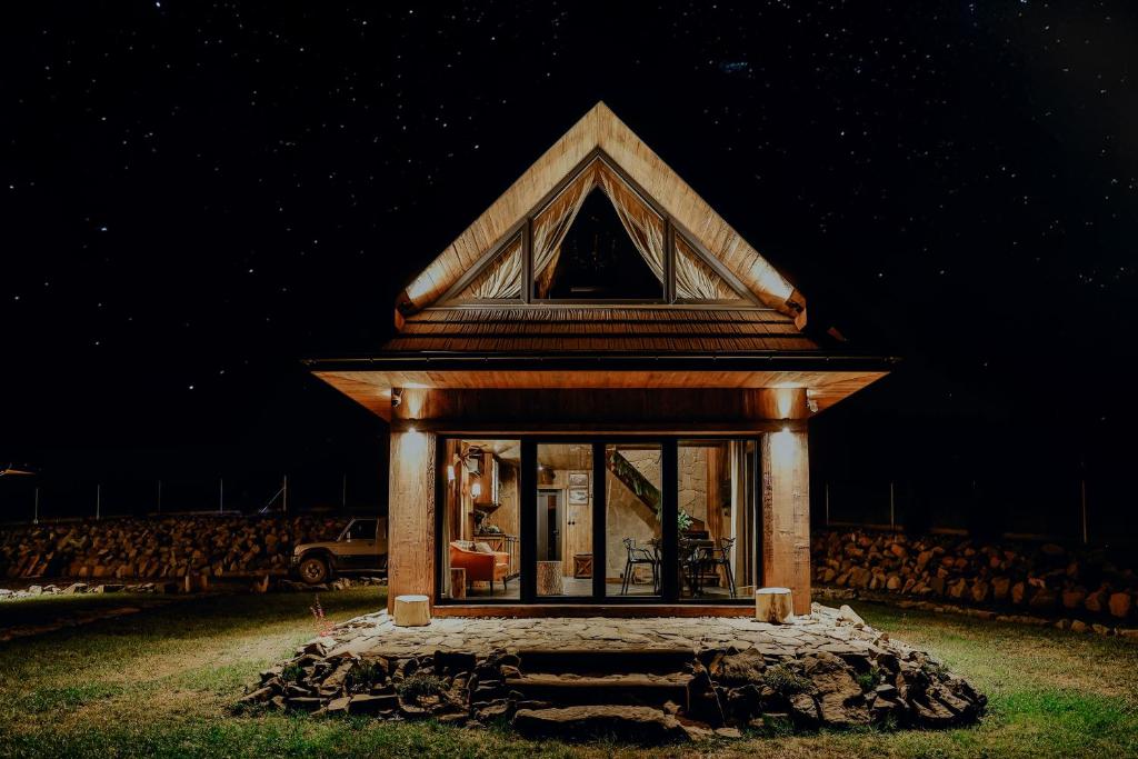 een klein huis in het midden van een veld bij Na Gorczańskim Wierchu, sauna i balia na wyłączność in Rabka