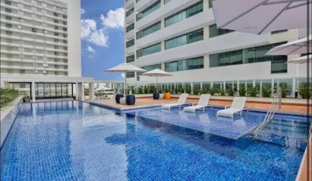 Bazén v ubytování Transamérica Executive Campos dos Goytacazes nebo v jeho okolí