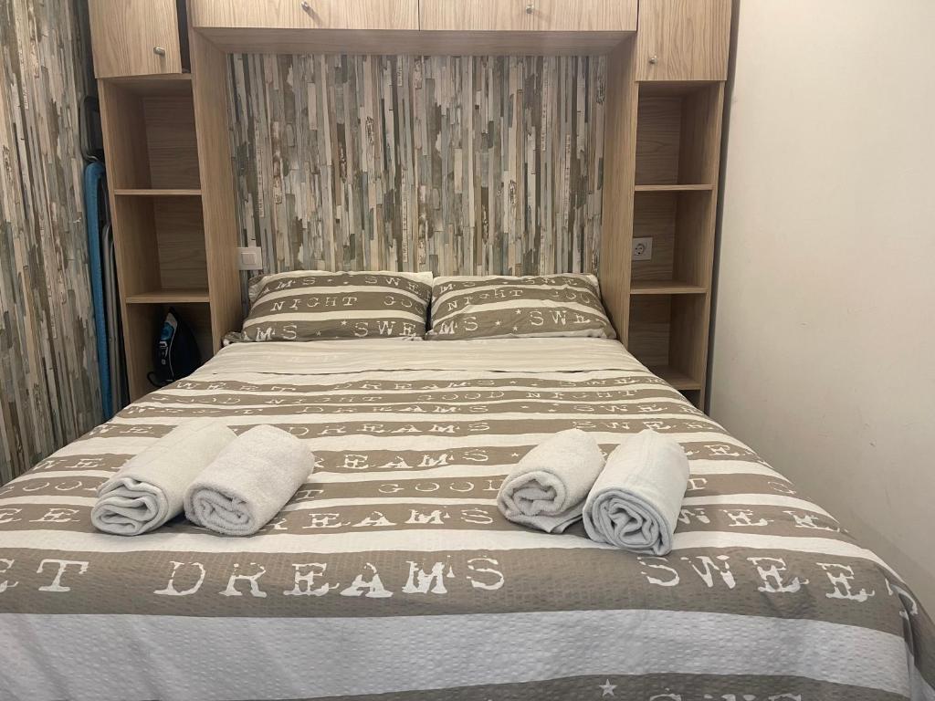 a bedroom with a bed with towels on it at Encanto Cuenca - Rincon De Los Sueños in Cuenca