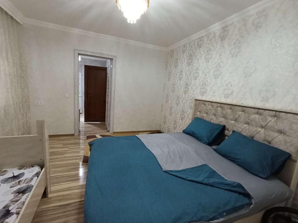 Ένα ή περισσότερα κρεβάτια σε δωμάτιο στο Nakhchivan Family Home