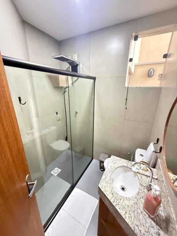 Et badeværelse på Apartamento novo e completo