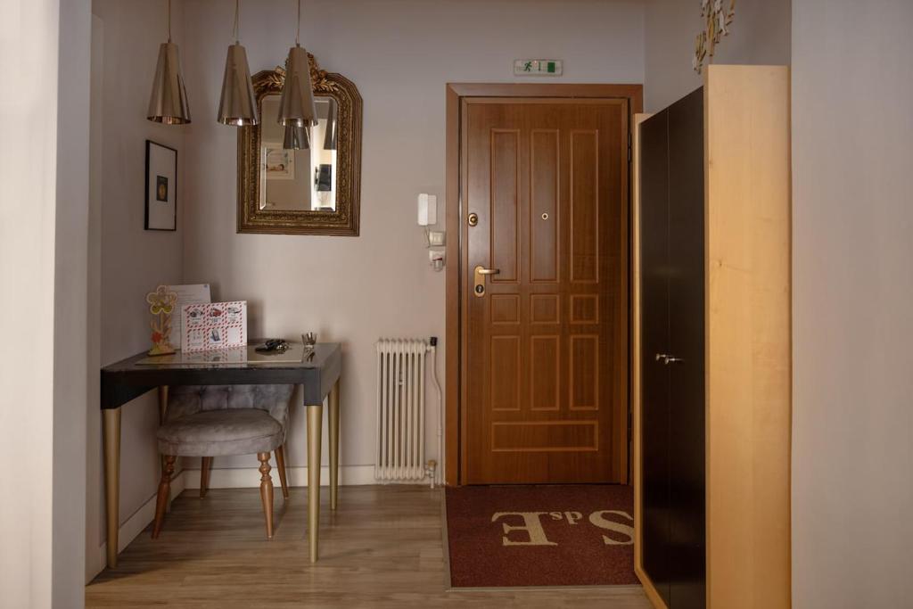 Chic & Cozy Apartment - 2