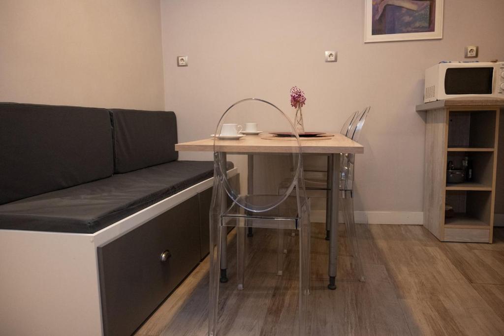 Chic & Cozy Apartment - 14