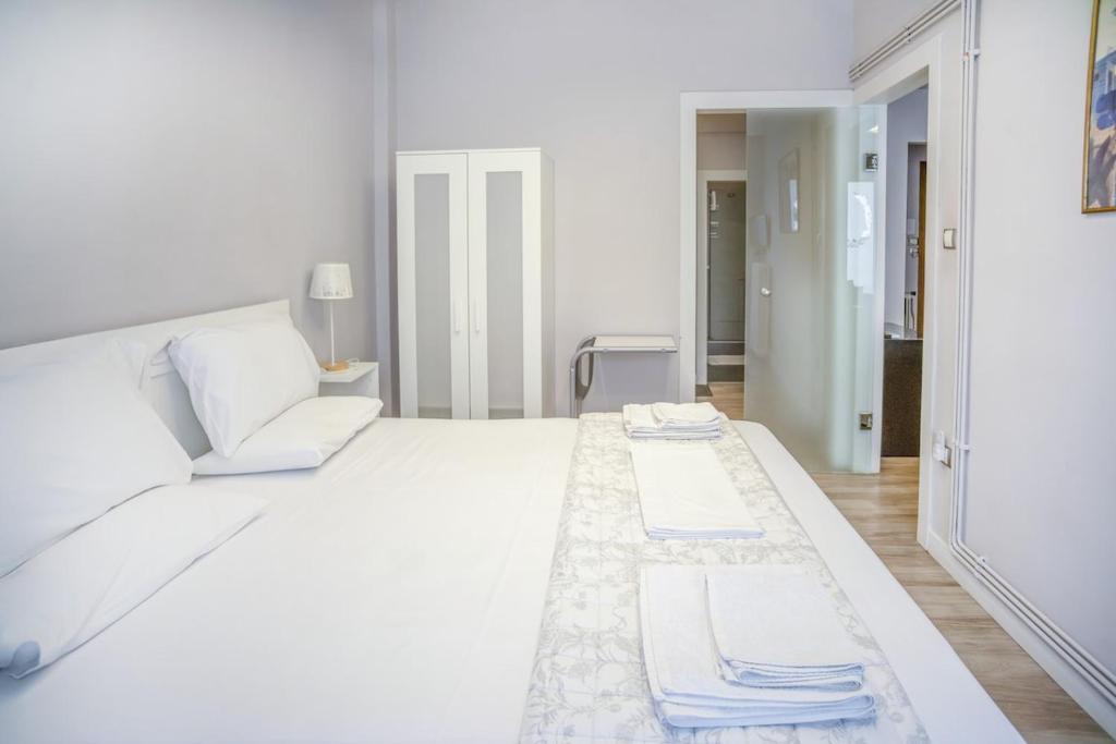 Chic & Cozy Apartment - 11