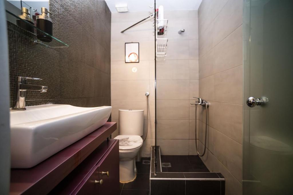 Chic & Cozy Apartment - 10