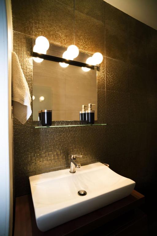 Chic & Cozy Apartment - 8