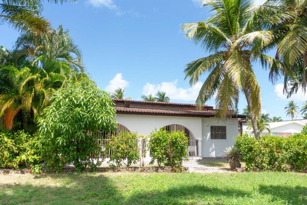 ein Haus mit Palmen davor in der Unterkunft Villa silenziosa e sicura al centro di Las Galeras in Las Galeras