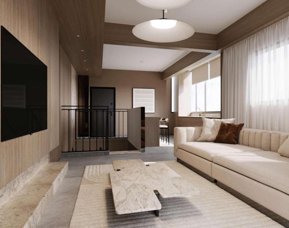 Una sala de estar con un sofá y un televisor. en Luxury Four-Bedroom with Large Terrace, en Tel Aviv