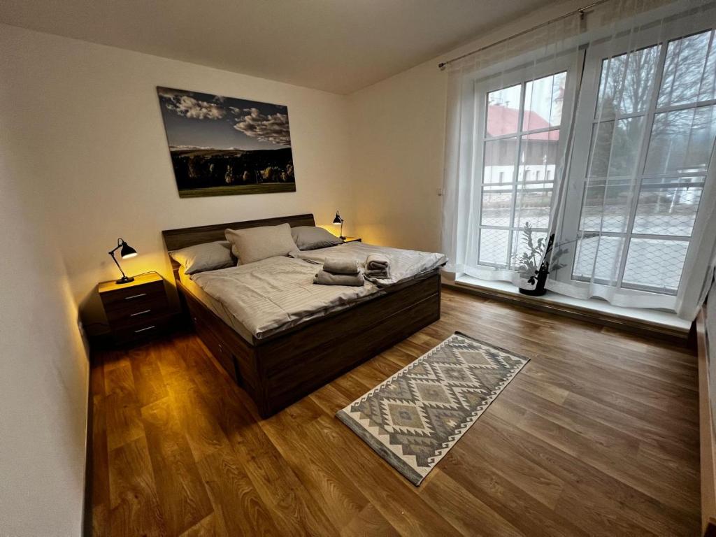 En eller flere senge i et værelse på Apartmán Mařinka