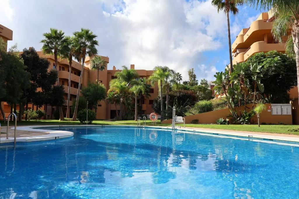 Bazén v ubytování Cozy Retreat near the sea nebo v jeho okolí