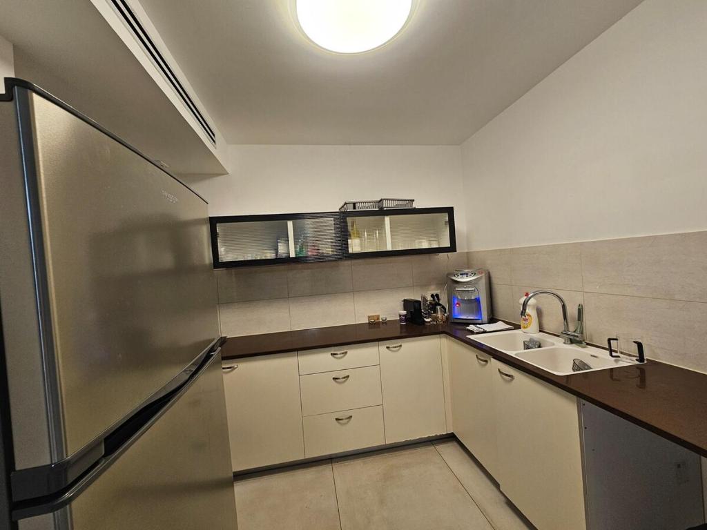 Η κουζίνα ή μικρή κουζίνα στο Neveh Shamir Staycation